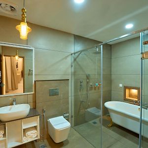 Luxury Plantation View Bathtub